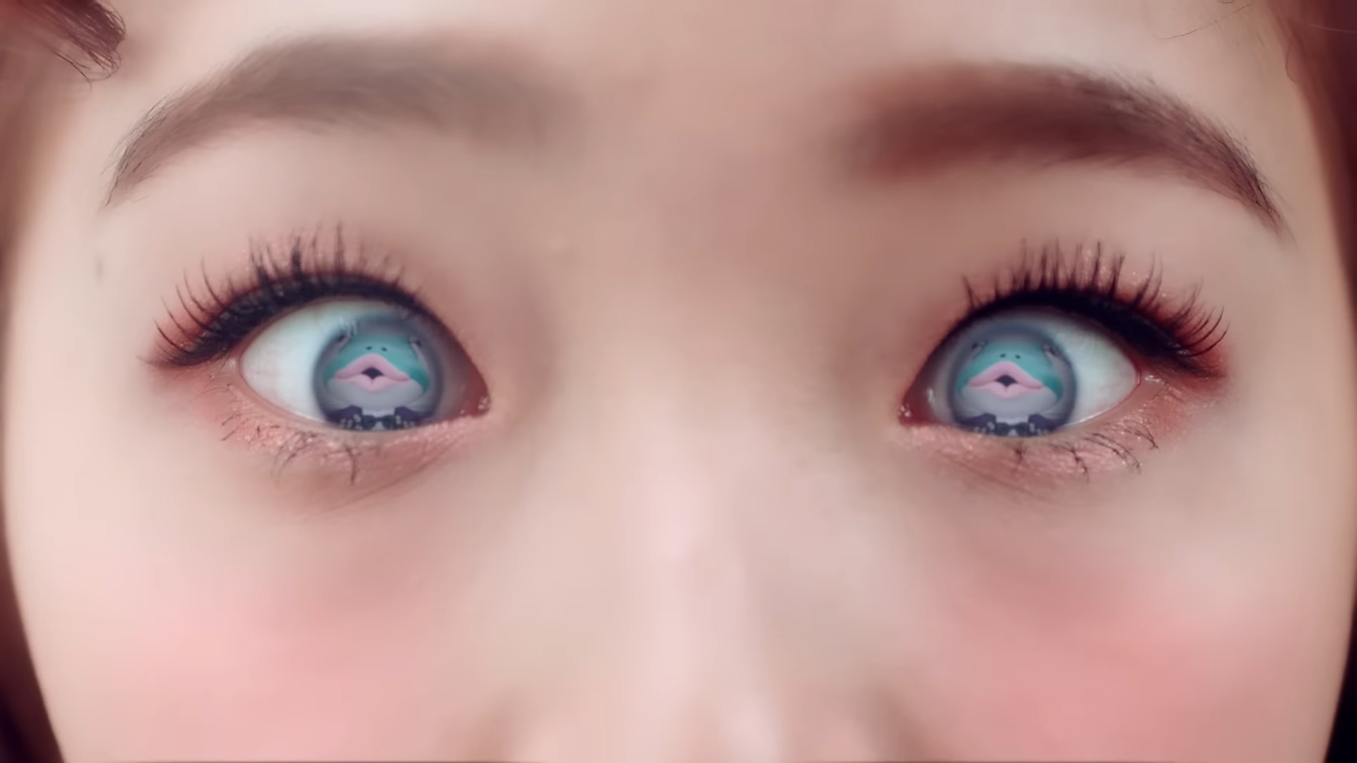 The frog being reflected in Yeojin's eyes.